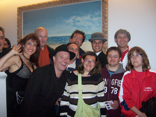 Jóvenes de la Asocición posando con los integrantes del Club amigos del arte de la magia